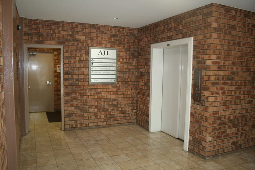 2/11-15 Dowe Street Tamworth NSW 2340 - Image 2