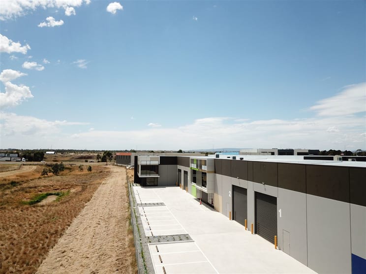 Click to view all images 2/40 McKellar Way Epping VIC 3076 - Image 3