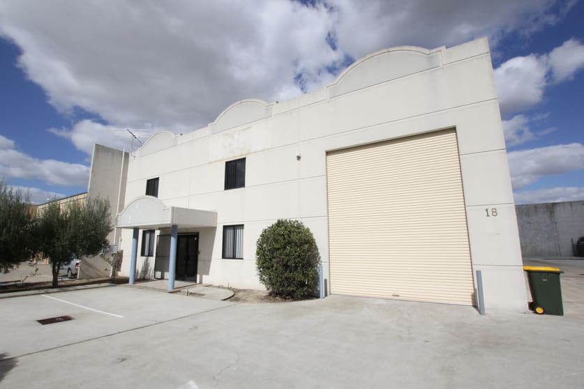 Click to view all images 18 Boulder Road Malaga WA 6090 - Image 1