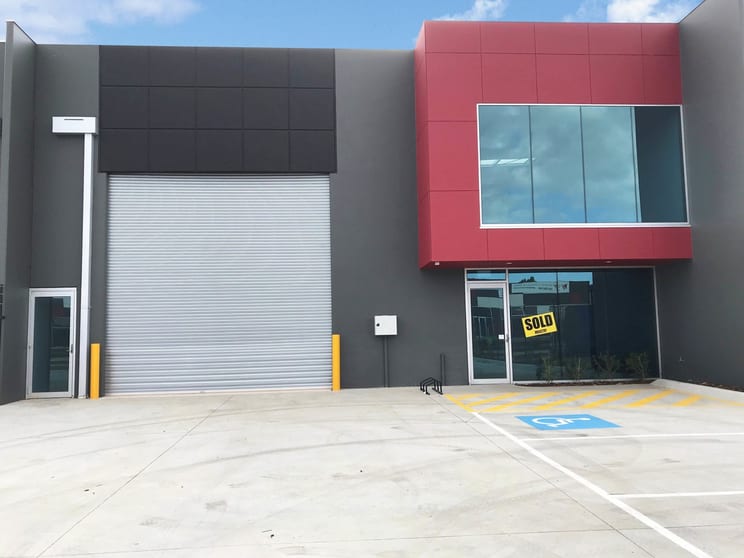 Click to view all images 2/6 Leader Street Truganina VIC 3029 - Image 1