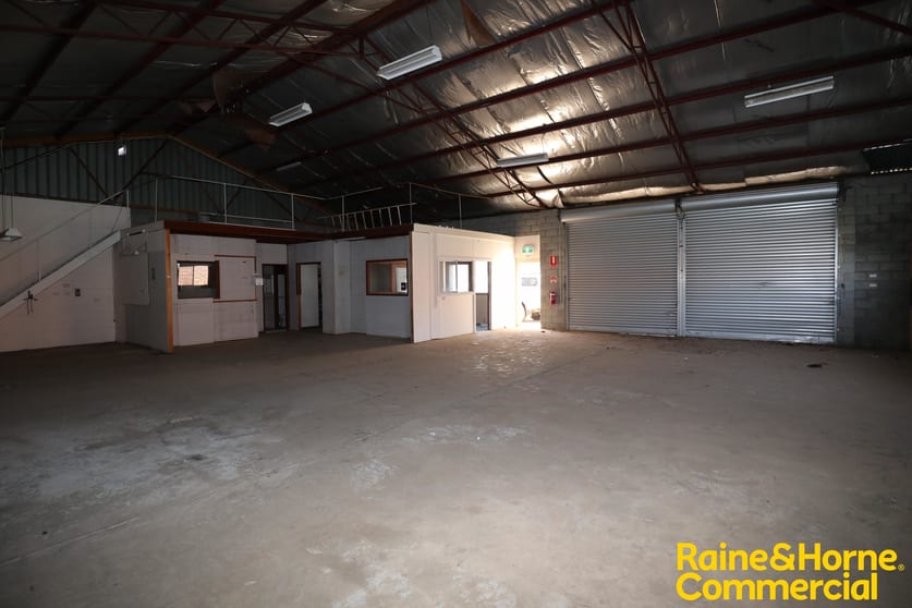 Click to view all images 2/54 Hammond Avenue Wagga Wagga NSW 2650 - Image 2