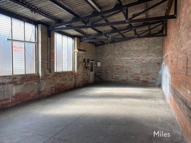 Click to view all images 2/33 Mologa Road Heidelberg West VIC 3081 - Image 2