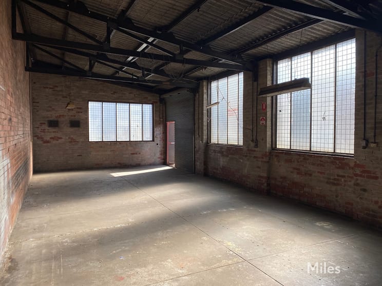 Click to view all images 2/33 Mologa Road Heidelberg West VIC 3081 - Image 3