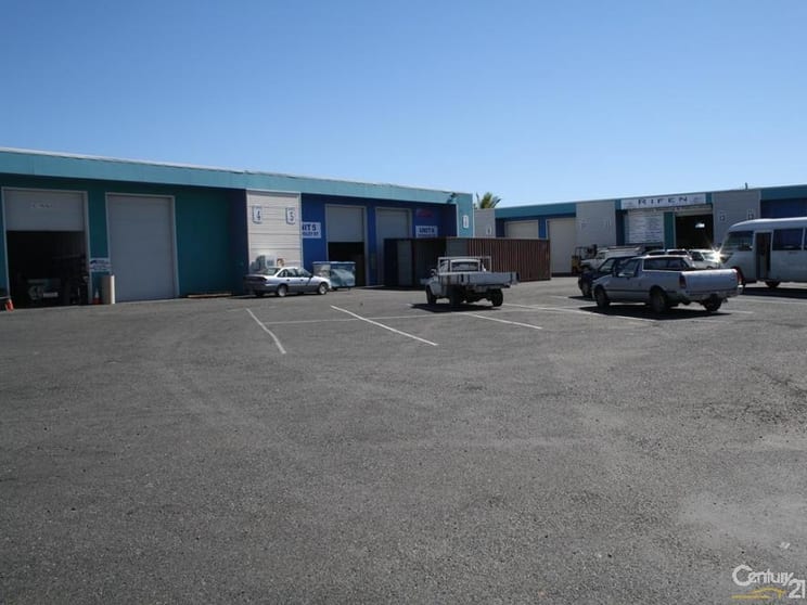 Click to view all images 7/10 Dooly Street Park Avenue QLD 4701 - Image 2