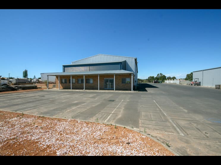 Click to view all images 15 Ditchingham Place Australind WA 6233 - Image 2