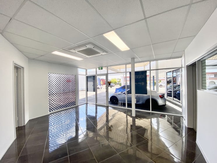Click to view all images 2/163-165 Charters Towers Road Hyde Park QLD 4812 - Image 3