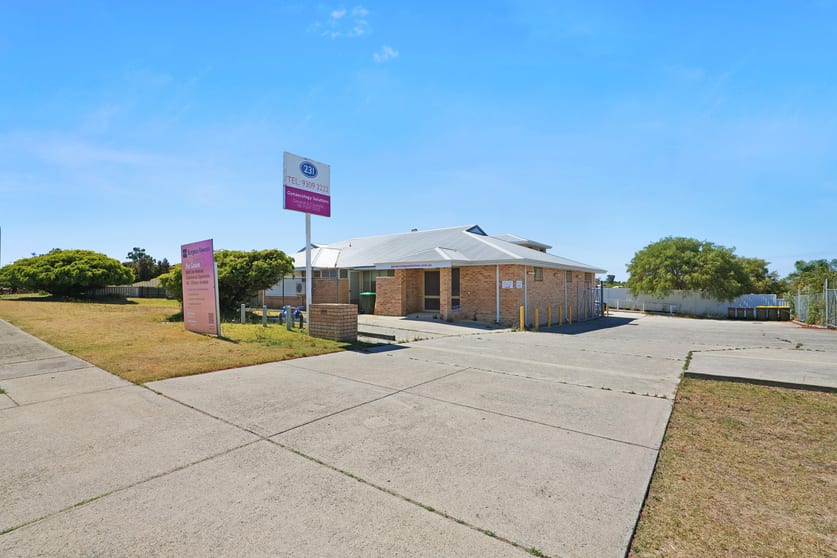 Click to view all images 231 Timberlane Drive Woodvale WA 6026 - Image 2
