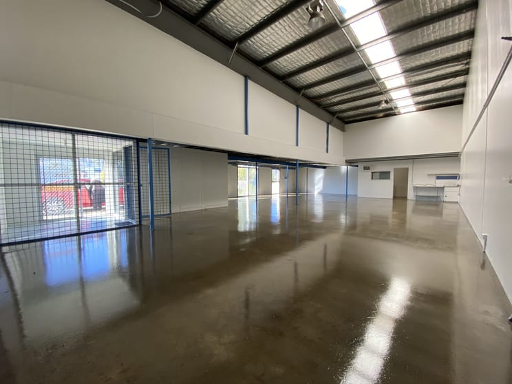 Click to view all images 1b/15 Hutchinson Street Burleigh Heads QLD 4220 - Image 2
