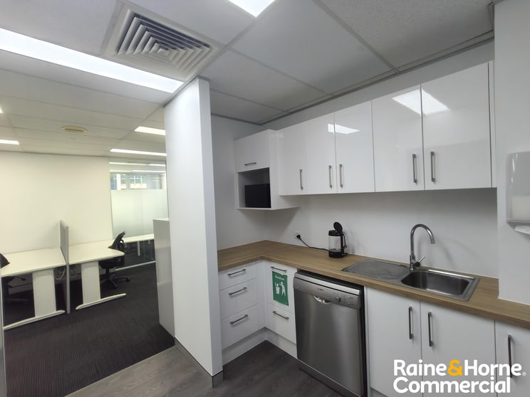 Click to view all images 196 Wharf Street Spring Hill QLD 4000 - Image 3
