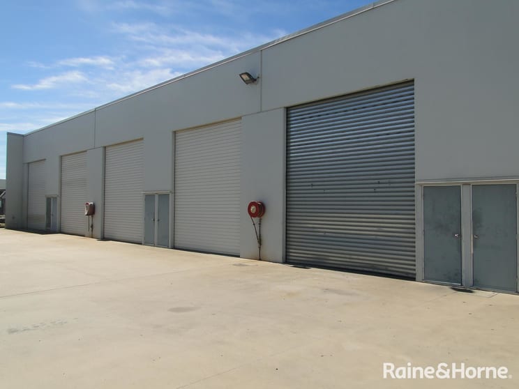 Click to view all images 5/4 Roseanna Street Clinton QLD 4680 - Image 1