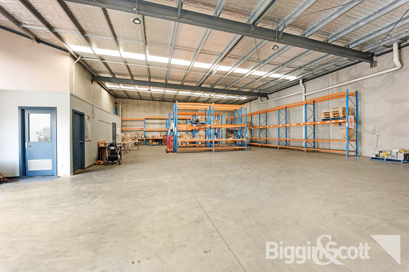 Click to view all images 2/8 Elm Park Drive Hoppers Crossing VIC 3029 - Image 2