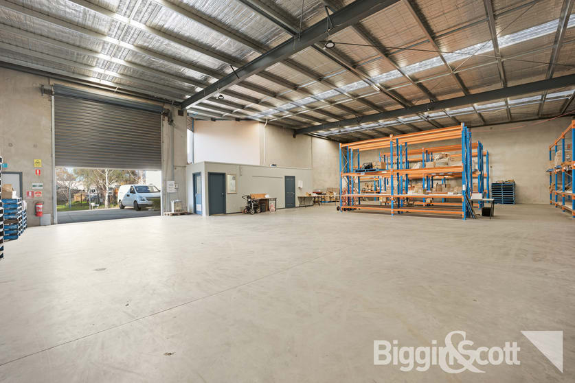 Click to view all images 2/8 Elm Park Drive Hoppers Crossing VIC 3029 - Image 3