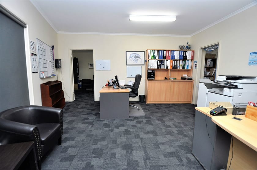 Click to view all images 28 Ironstone Road Epsom VIC 3551 - Image 3