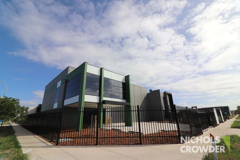 Click to view all images 17 Hamersley Drive Clyde North VIC 3978 - Image 3