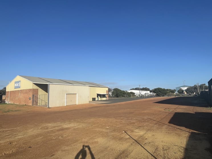 Click to view all images 13 Allnut Ct Davenport WA 6230 - Image 3