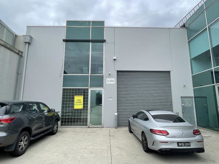 Click to view all images U.4/4-202 Lorimer Street Port Melbourne VIC 3207 - Image 1