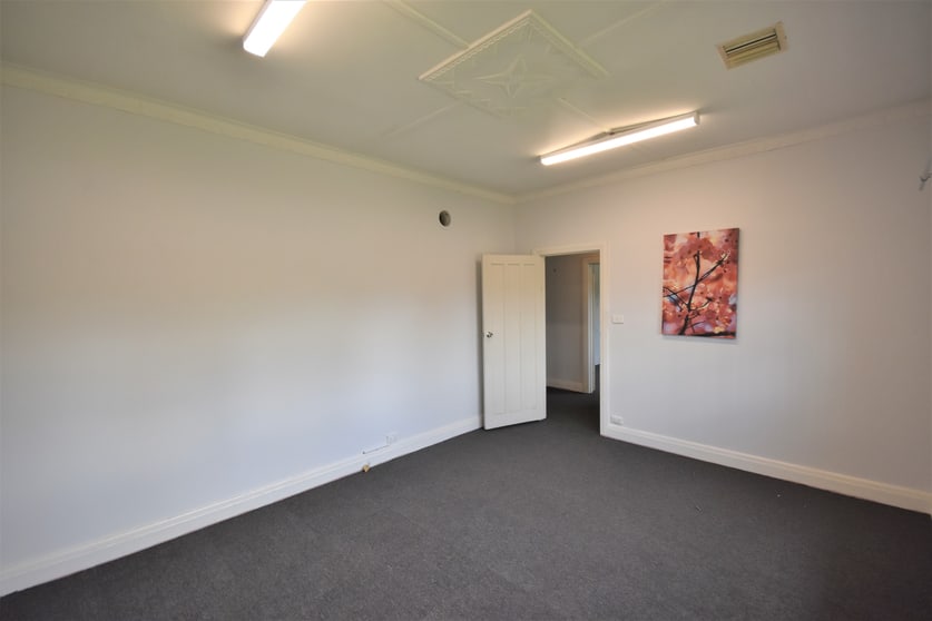 Click to view all images 582 Hovell Street Albury NSW 2640 - Image 2