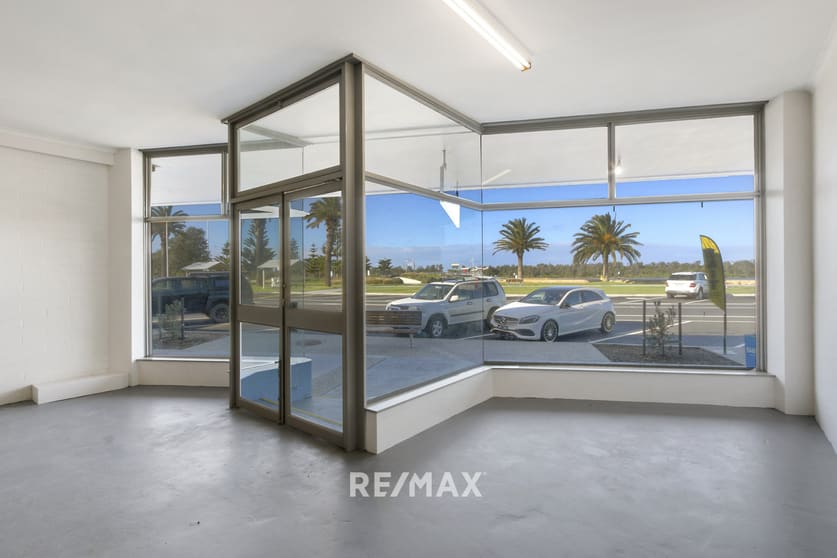 Click to view all images 579 Esplanade Lakes Entrance VIC 3909 - Image 2