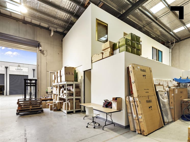 Click to view all images 2/25 Howleys Road Notting Hill VIC 3168 - Image 3