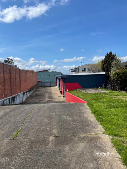 Click to view all images 2 Burr Avenue Nowra NSW 2541 - Image 2