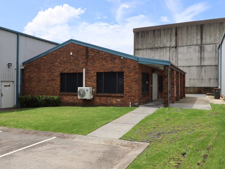 2/10 Doyle Avenue Unanderra NSW 2526 - Image 2