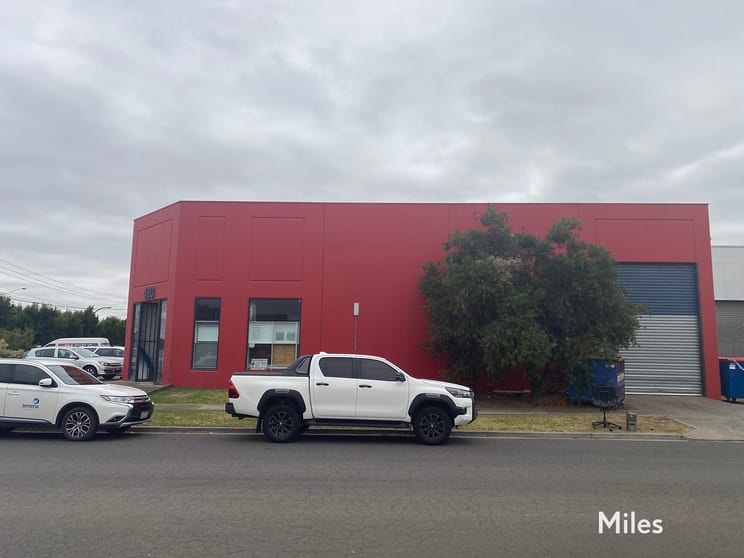 Click to view all images 4/490 Mahoneys Road Campbellfield VIC 3061 - Image 1