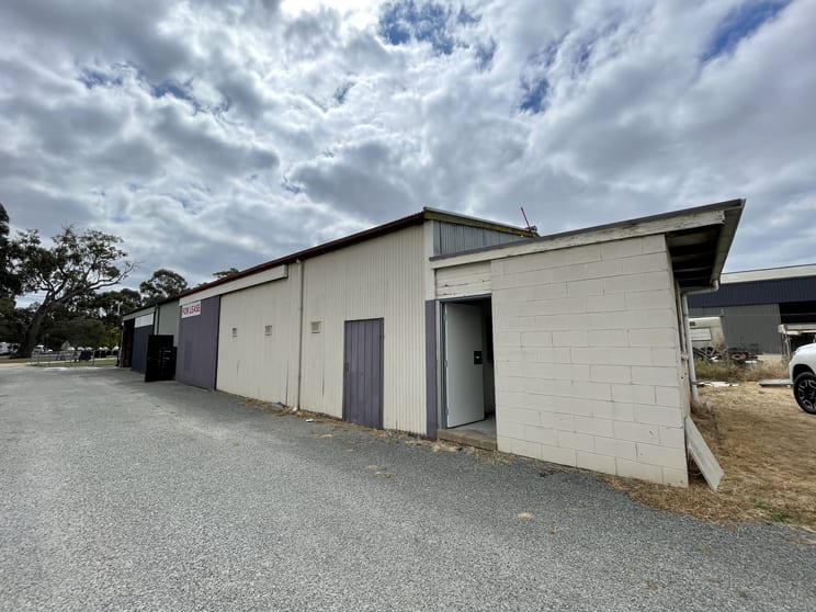 2/627 Main Street Bairnsdale VIC 3875 - Image 2