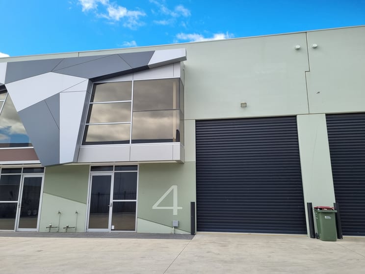 Click to view all images 4/12 Macquarie Drive Thomastown VIC 3074 - Image 1