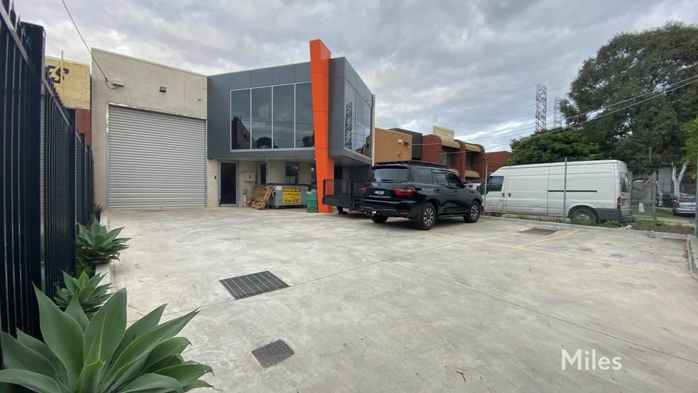 Click to view all images 9 Bostock Court Thomastown VIC 3074 - Image 2