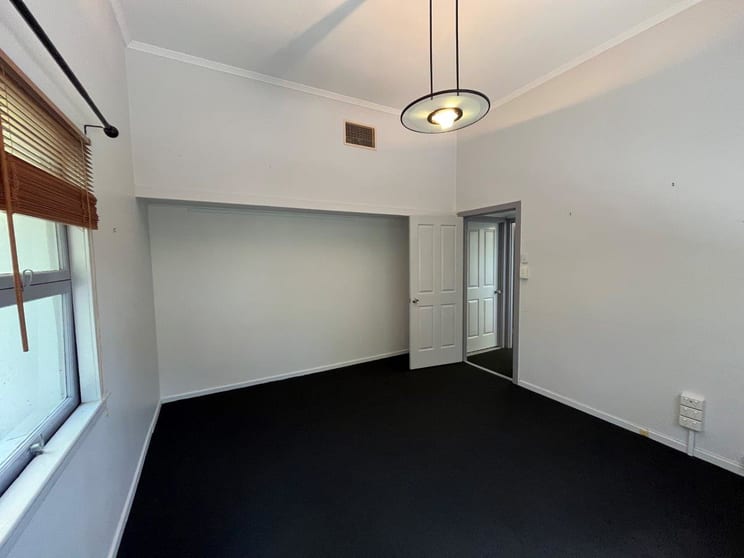 Click to view all images Unit 1/5 Shore Street East Cleveland QLD 4163 - Image 2