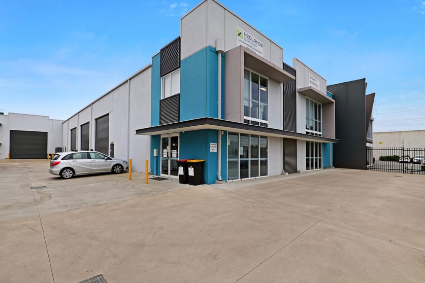 Click to view all images Unit 3 / 5 Edison Circuit Forrestdale WA 6112 - Image 1