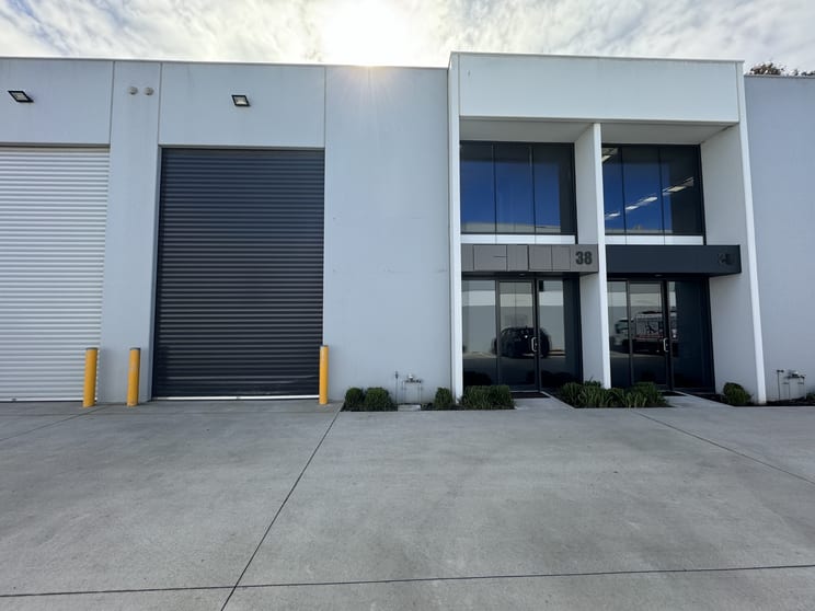 Click to view all images 38 Stelvio Close Lynbrook VIC 3975 - Image 1