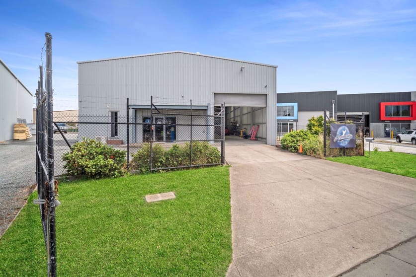 Click to view all images 2/1 Golden Crescent Wendouree VIC 3355 - Image 3