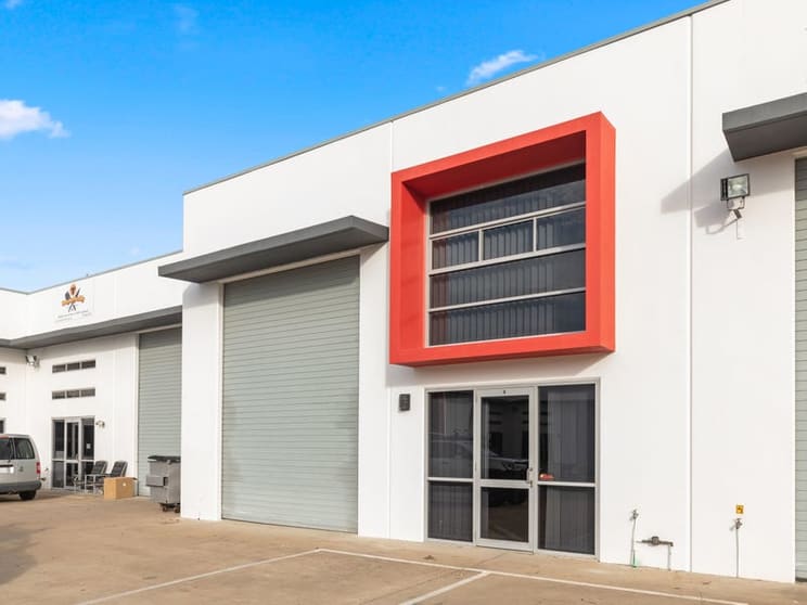 Click to view all images 4/6 Victory East Street Urangan QLD 4655 - Image 2