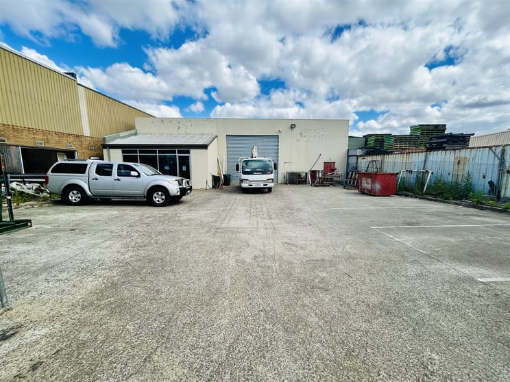 Click to view all images 2/86 Wedge Street Epping VIC 3076 - Image 1