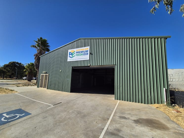 Click to view all images 18-20 Frigate Way Bullsbrook WA 6084 - Image 2
