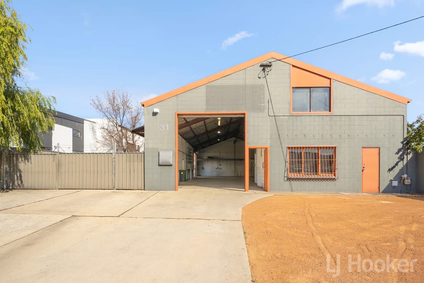 Click to view all images 31 Carrington Street Queanbeyan East NSW 2620 - Image 2