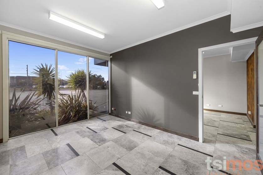 Click to view all images 1/94 - 98 Cochranes Road Moorabbin VIC 3189 - Image 3