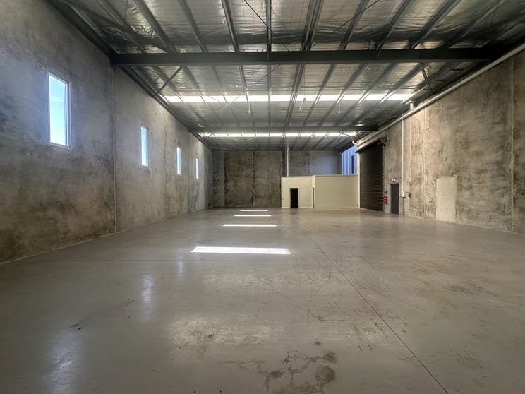 Click to view all images 4/12 Akuna Drive Williamstown VIC 3016 - Image 3