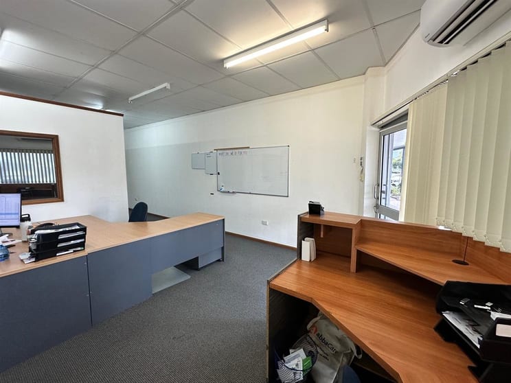 Click to view all images 2/151 Martyn Street Parramatta Park QLD 4870 - Image 3
