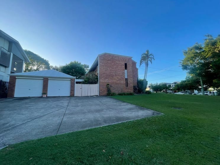 Click to view all images 92 Brighton Road Sandgate QLD 4017 - Image 2