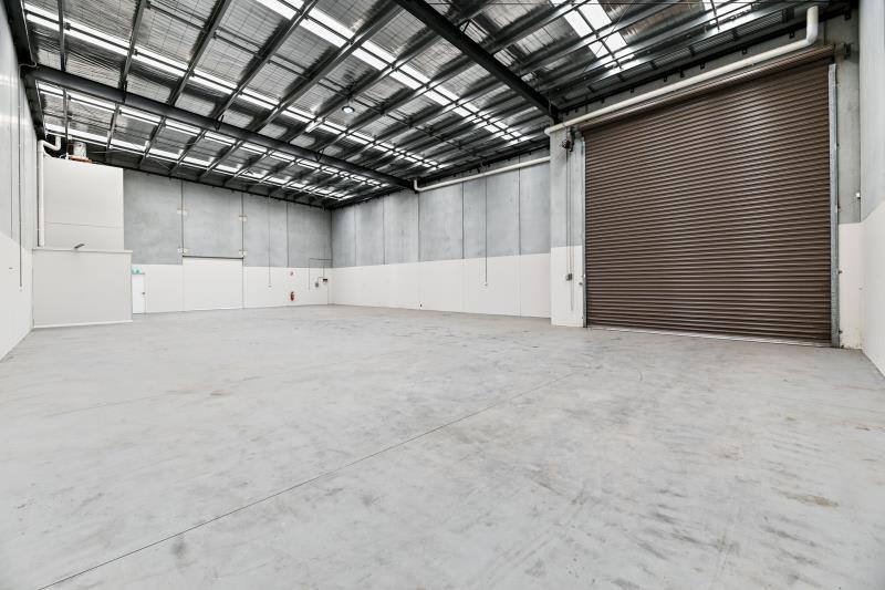 Click to view all images 2 Rawanne Close Pakenham VIC 3810 - Image 2