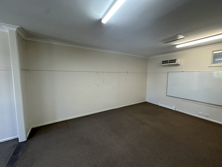 Click to view all images 1-2/123a Boorowa Street Young NSW 2594 - Image 3