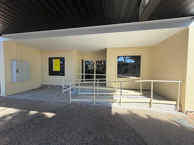 Click to view all images 64 Edith Street Wynnum QLD 4178 - Image 2
