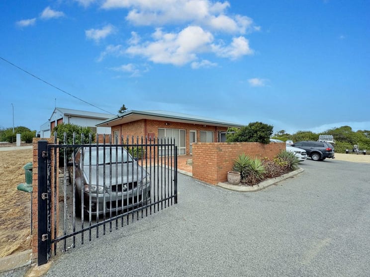 Click to view all images 4 Glenrothes Crescent Yanchep WA 6035 - Image 2