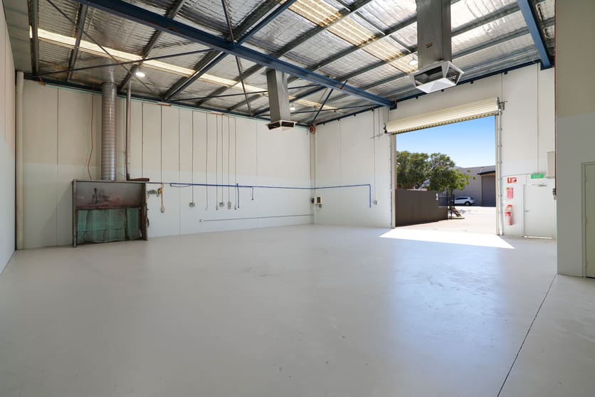 Click to view all images 2 Karratha Street Welshpool WA 6106 - Image 3