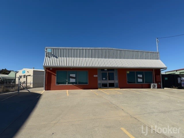 Click to view all images 38 Aurora Avenue Queanbeyan East NSW 2620 - Image 1