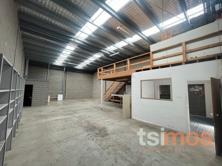 Click to view all images 2/32 Jarrah Drive Braeside VIC 3195 - Image 3