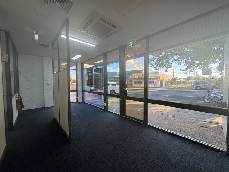 Click to view all images 2/152 Darling Street Dubbo NSW 2830 - Image 2