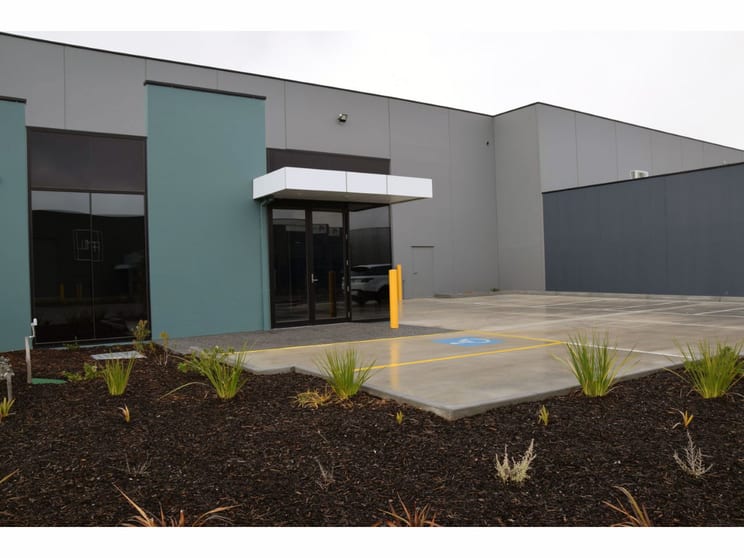 Click to view all images 15 Bayport Court Mornington VIC 3931 - Image 3